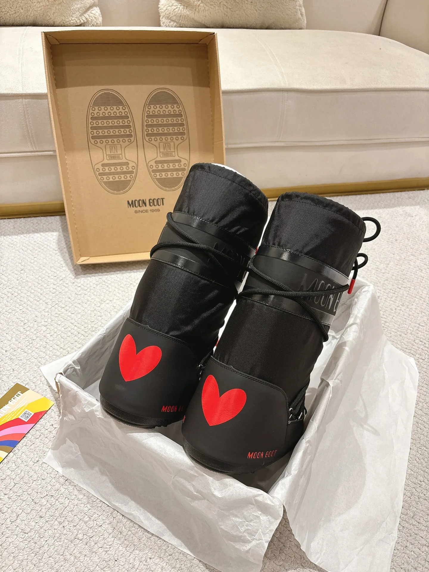p700 long love style: ❤️ Moon Boot2025 vs autumn and winter popular snow boots series... [Ugly Moon Snow Boots] Forget UGG, fashionable people are wearing Moon Boot snow boots. If you find it difficult to accept the revival of UGG, then there is now a more alternative snow boot that is back, with an inner diameter of 4 cm. That is the Moon Boot. It was already very popular in the millennium. Back then, Paris Hilton and Victoria Beckham Celebrities often wear it, and now the Y2K trend is popular again. The same style is worn by young people in QQ shows, and the ugly snow boots that are shown in thousands of people have become popular again, regardless of men and women. They look slim but warm and easy to wear... ❶Fabric: Original custom/cowhide/woven wool/high mercerized waterproof cloth ❷Inner: original 100% silk cotton liner ❸foot: original 100% silk cotton liner ❹ Outsole: Original molded two-color non-slip outsole ❺ Sole thickness: 4cm (including **) ❻ Code number: 35/38; 39/41; ❼ Packaging: Original full set of packaging ☀ Color: Official website updated simultaneously